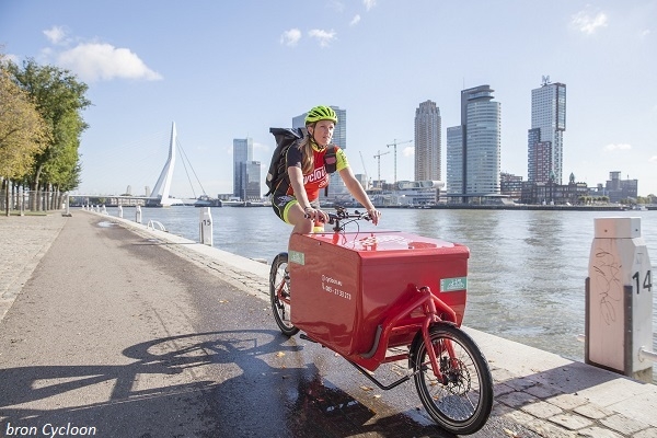 Duurzaam bezorgen van relatiegeschenken - fietskoerier_in_de_stad_met_bron Duurzaam bezorgen van relatiegeschenken - fietskoerier_in_de_stad_met_bron